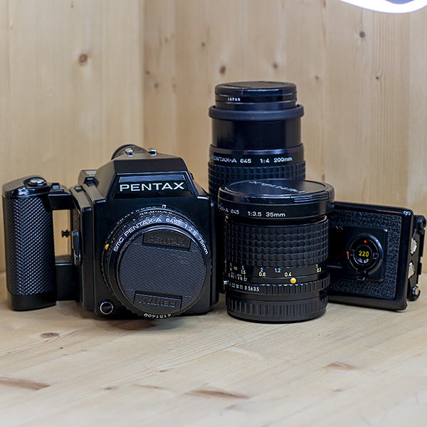 펜탁스 Pentax 645 + SMC A75mmF1:2.8+SMC PENTAX-A 35mm 1:3.5+SMC A 200mmF1:4. 220홀더.스트랩포함/93%