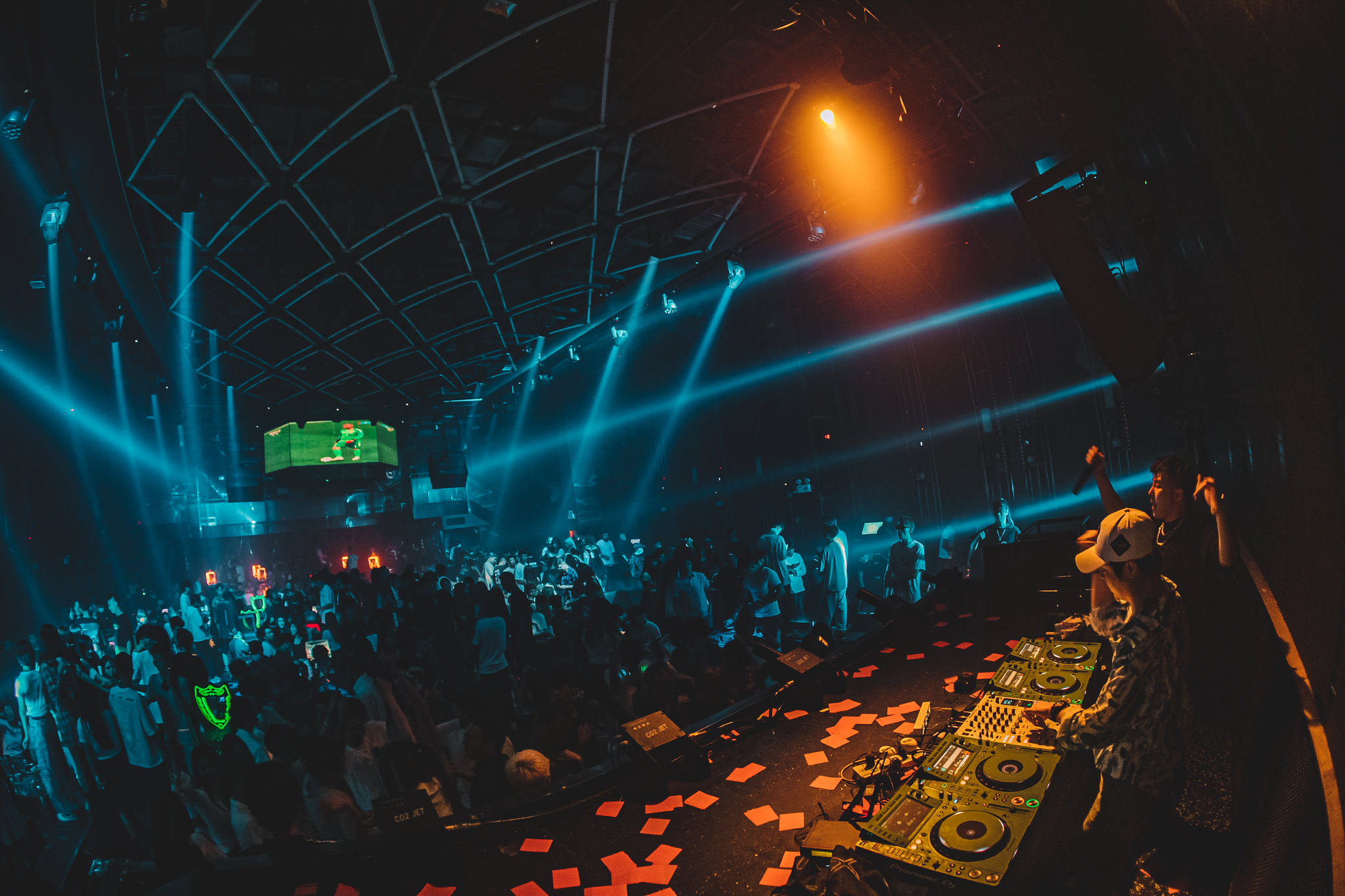 타르티산-7-5mm-f-2-0-aps-c-어안-렌즈-엑시바트-거리-사진-10